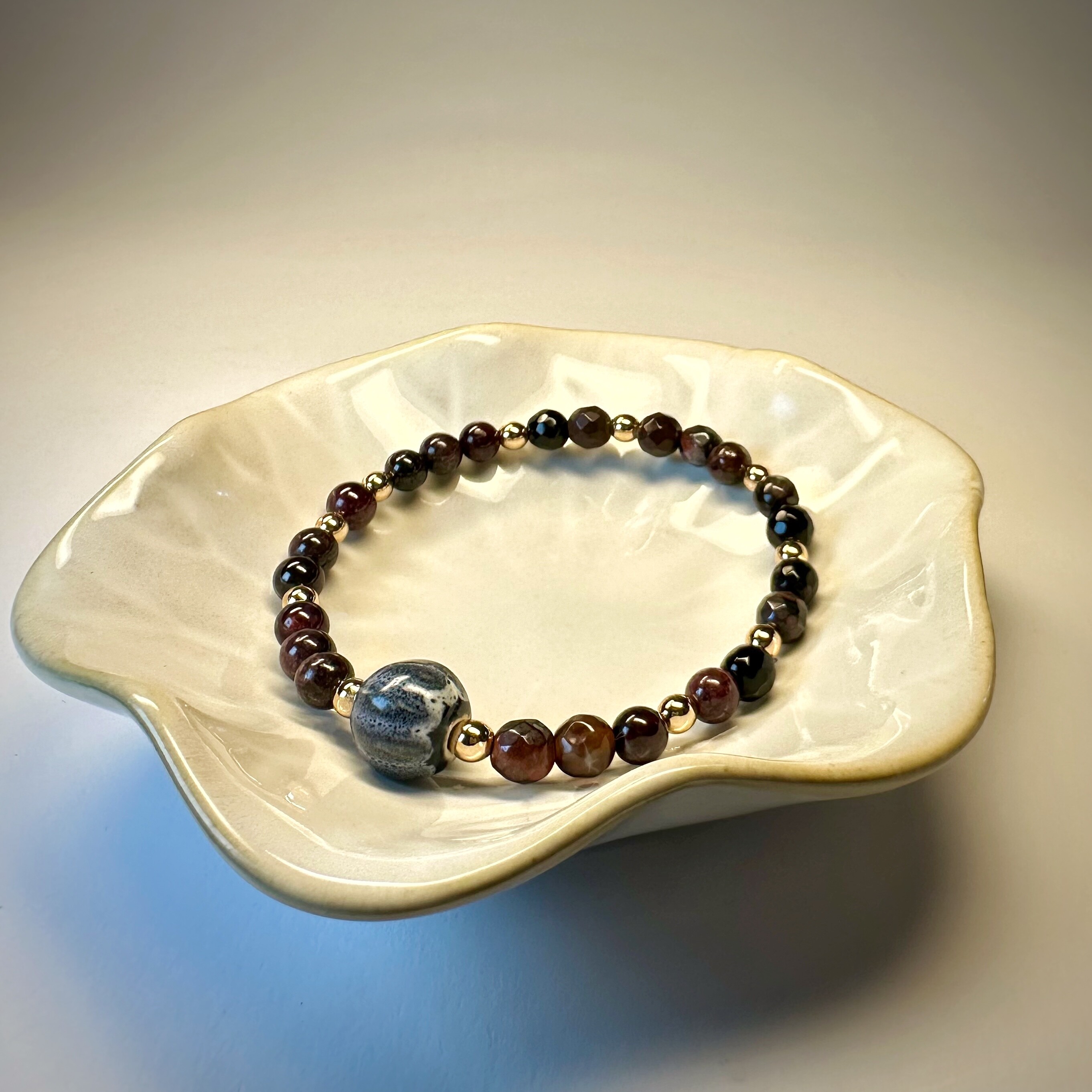 Kobieta nosząca bransoletkę