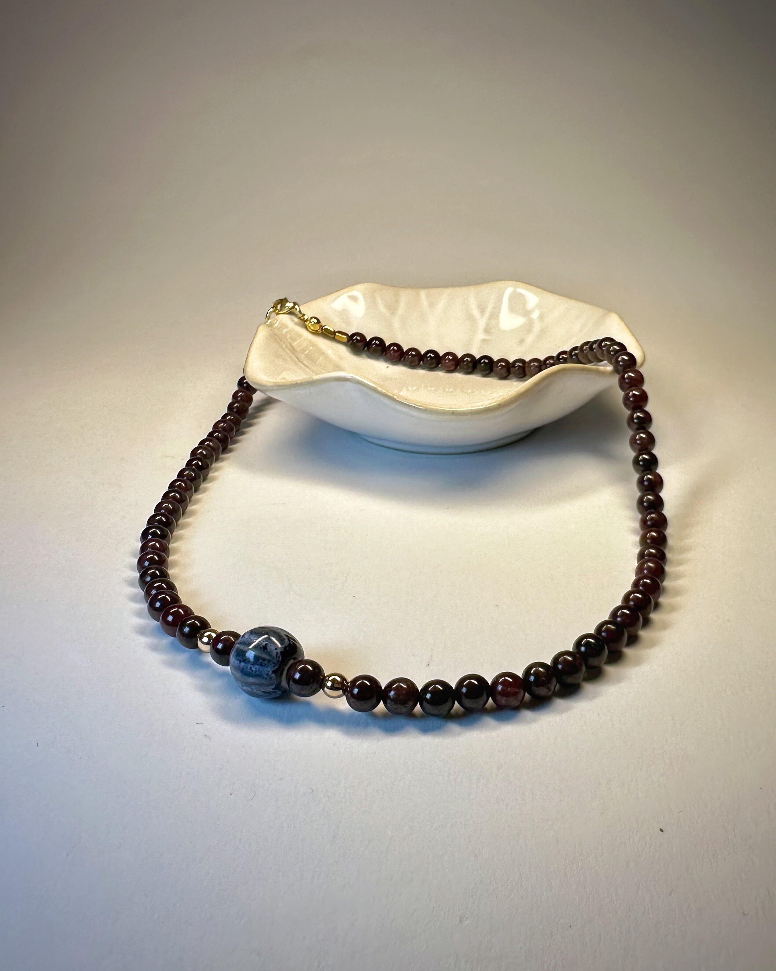 Kobieta nosząca naszyjnik