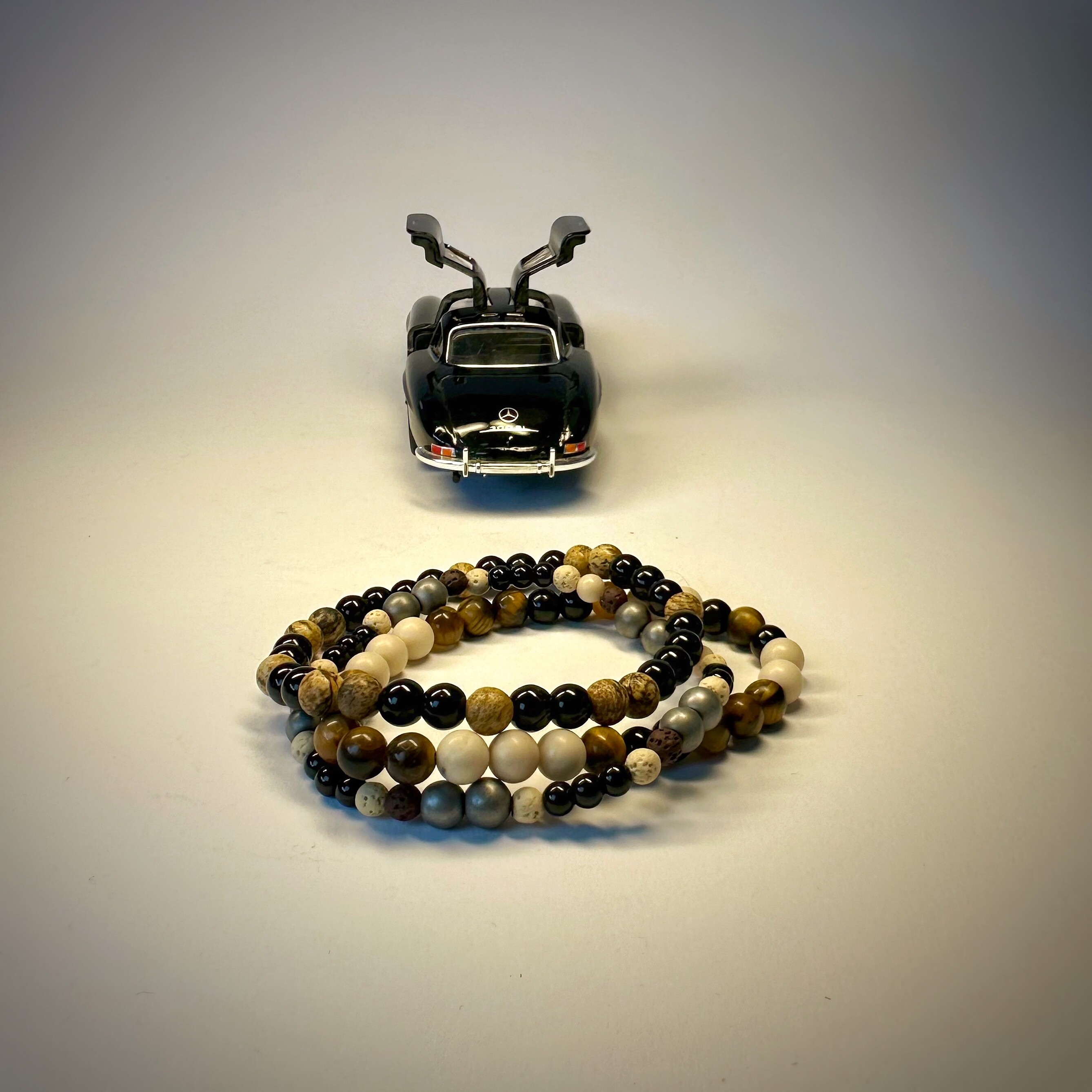 Mężczyzna noszący męską biżuterię